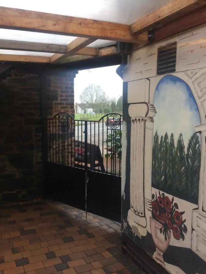 The Lion Hotel Llansantffraid-ym-Mechain エクステリア 写真